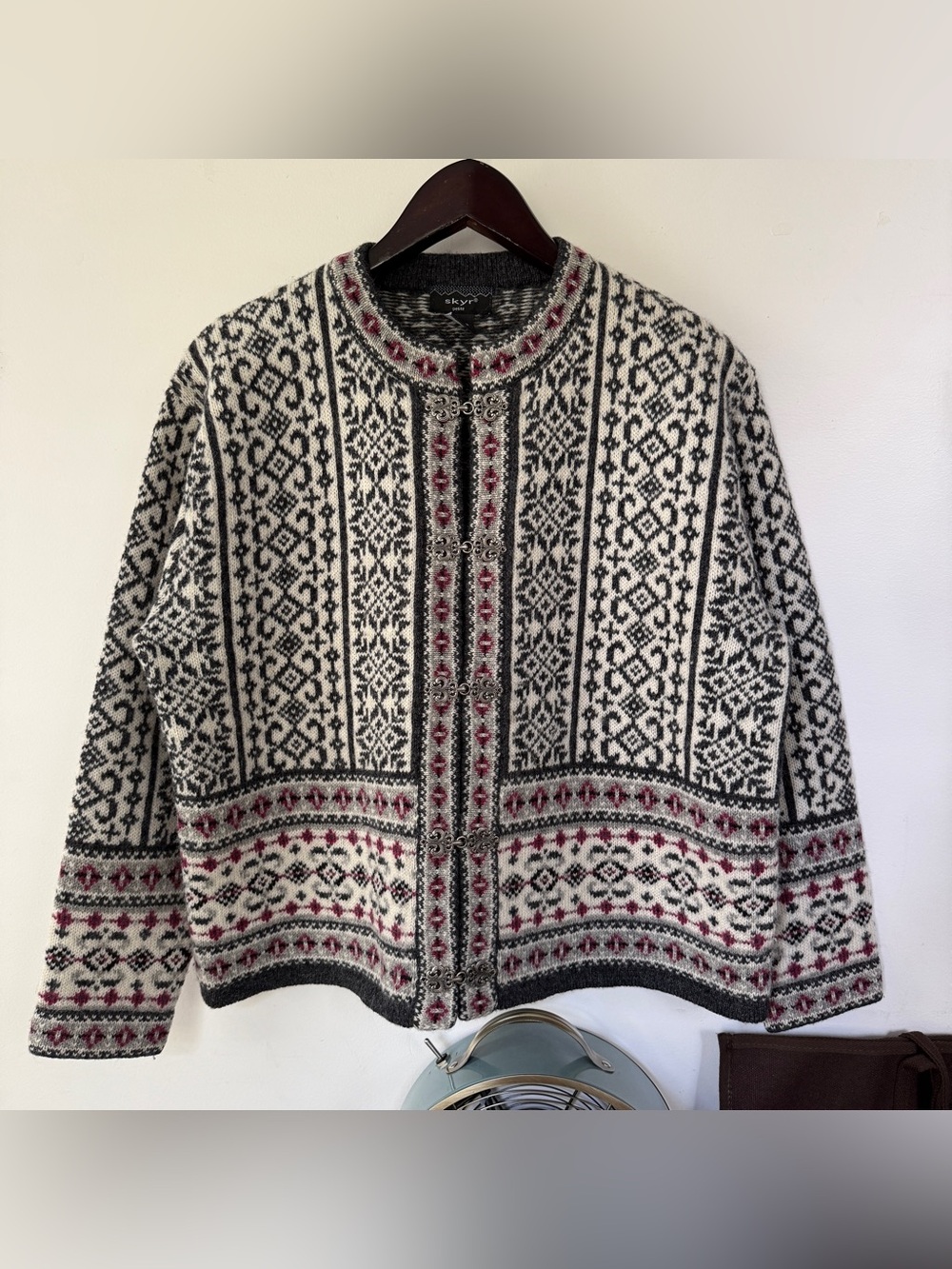Vintage Skyr 100% Wool Nordic Fair Isle Cardigan Silver Frog Clasp M